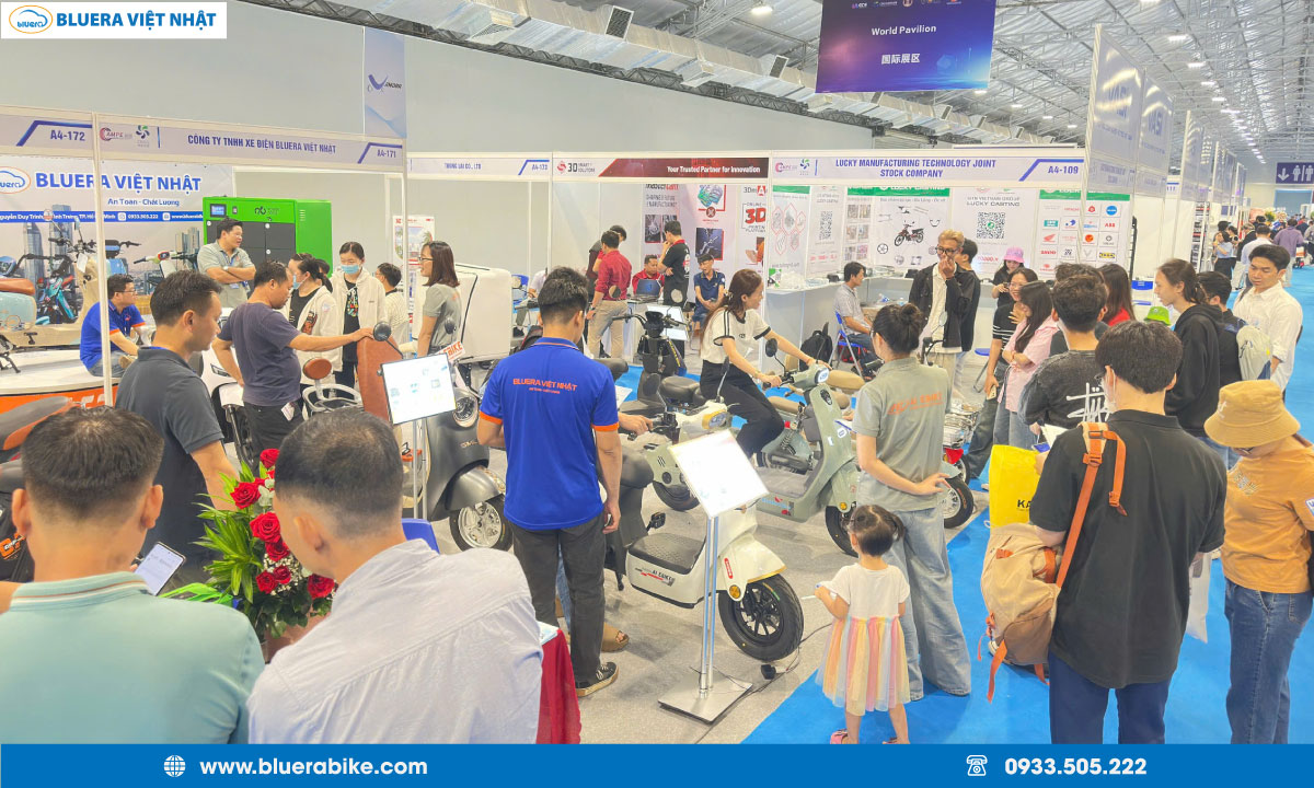 Xe điện – Động lực tăng trưởng chủ chốt của thị trường xe máy Việt Nam 3 Hình ảnh khách hàng tại cửa hàng