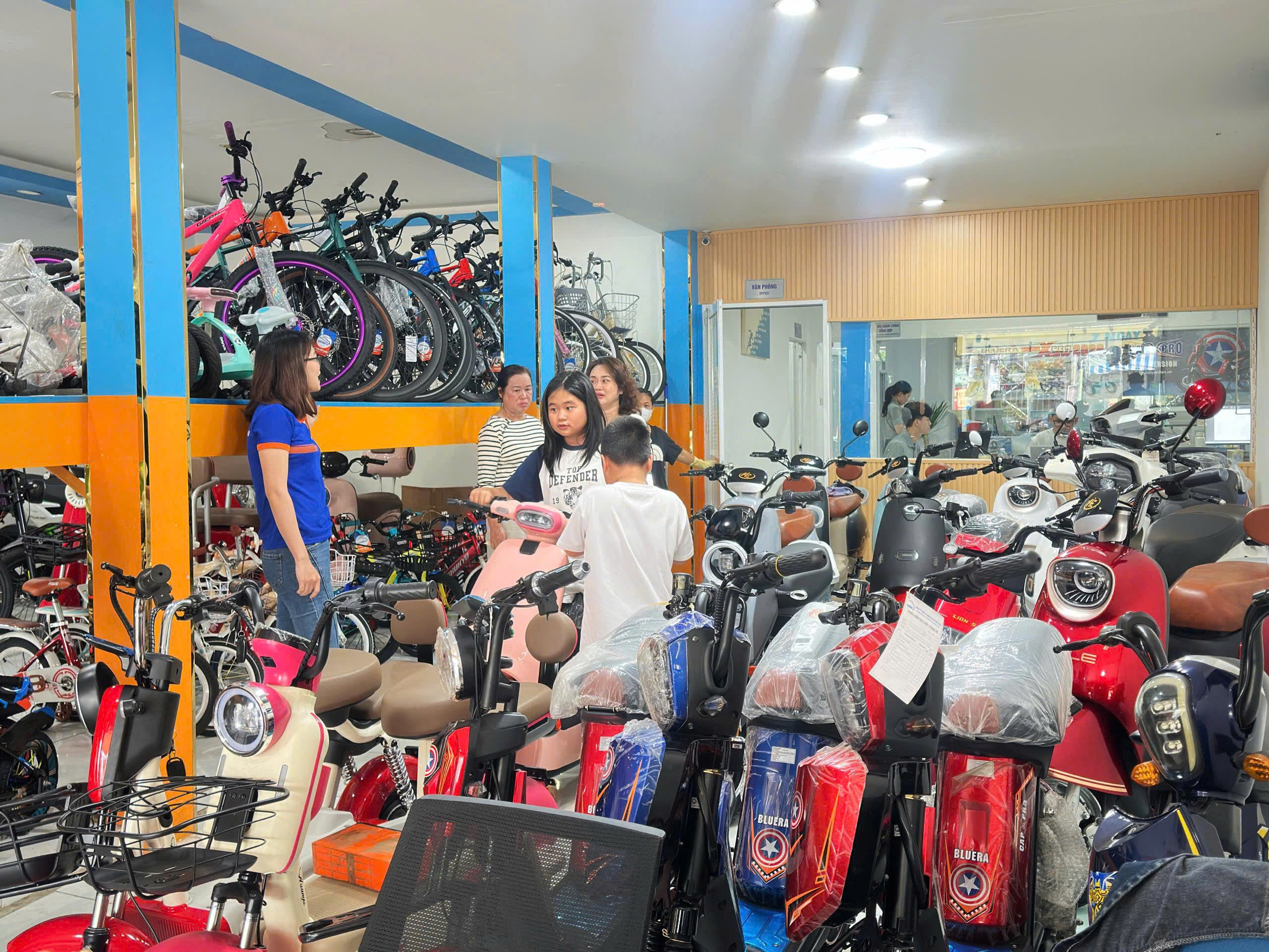 Xu hướng mới trên thị trường xe điện Việt Nam 1 Hình ảnh cửa hàng xe điện đông khách