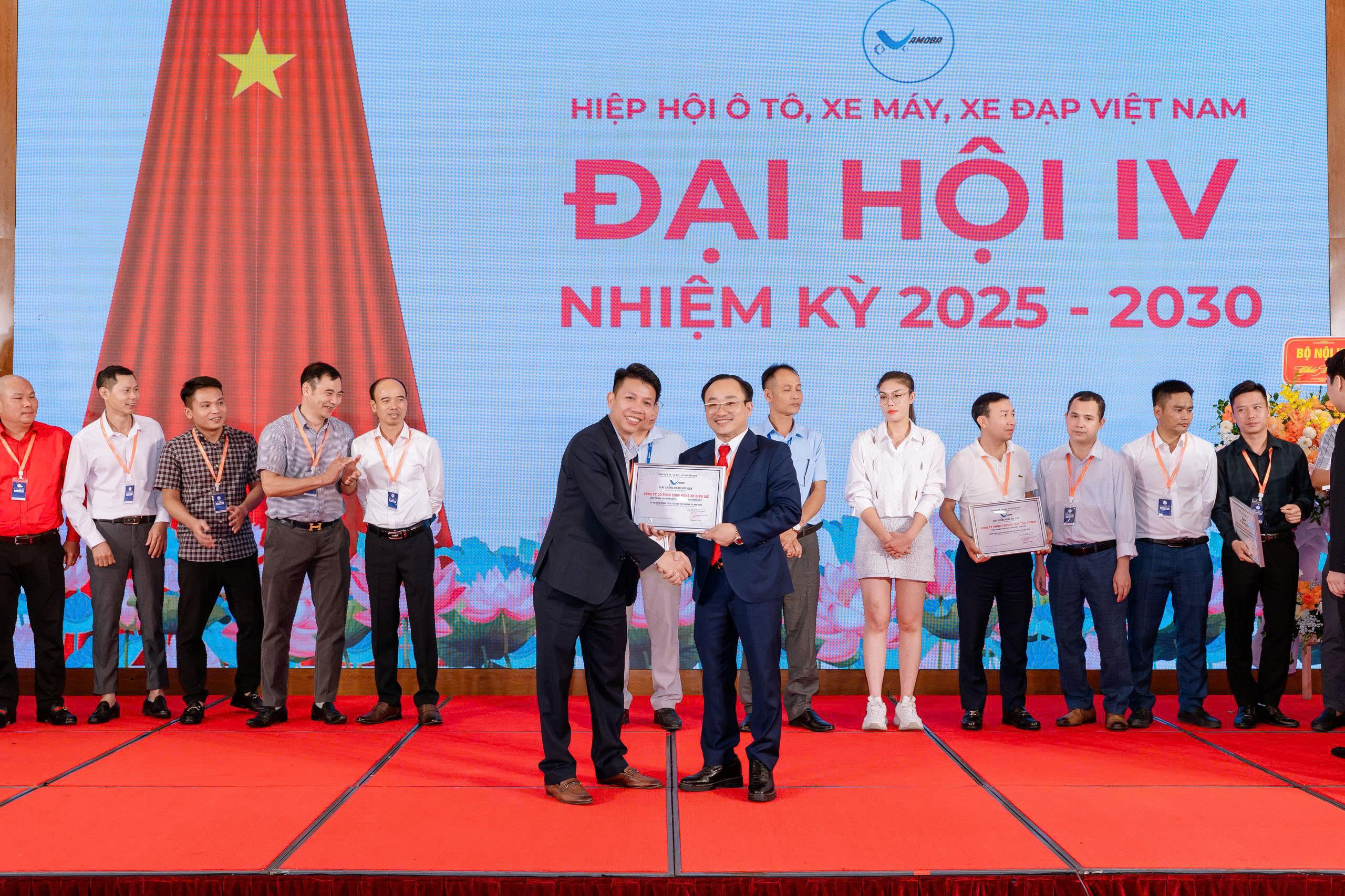 Đại hội IV VAMOBA: Bluera Việt Nhật Khẳng Định Vai Trò Tiên Phong Trong Phát Triển Xe Điện Thân Thiện Môi Trường 1 Hình ảnh cửa hàng xe điện đông khách