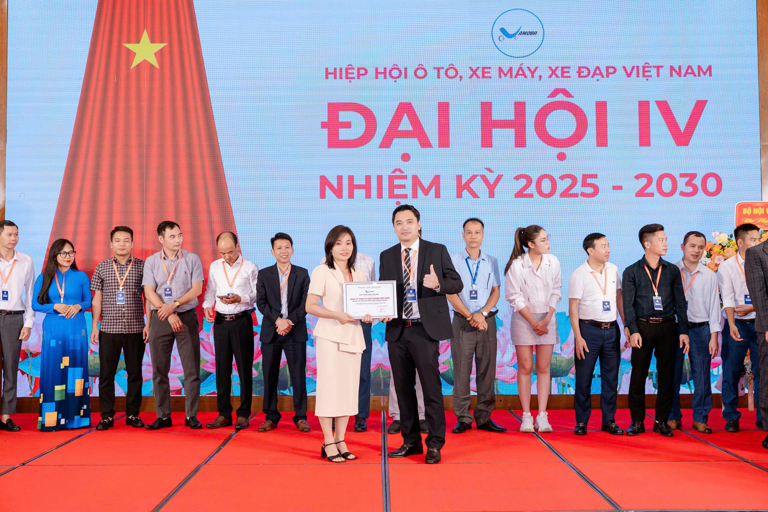 Đại hội IV VAMOBA: Bluera Việt Nhật Khẳng Định Vai Trò Tiên Phong Trong Phát Triển Xe Điện Thân Thiện Môi Trường 2 Hình ảnh phụ huynh chọn xe điện cho con